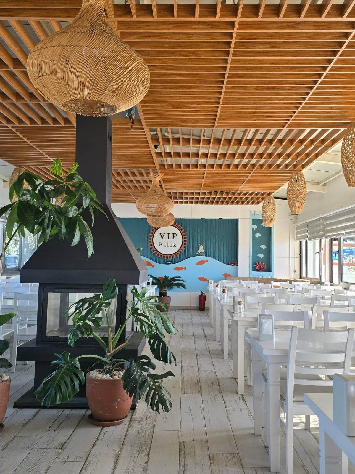 VIP Beach & Fish'in odun sobalı, mavi-beyaz Akdeniz tarzı sıcak iç mekânı