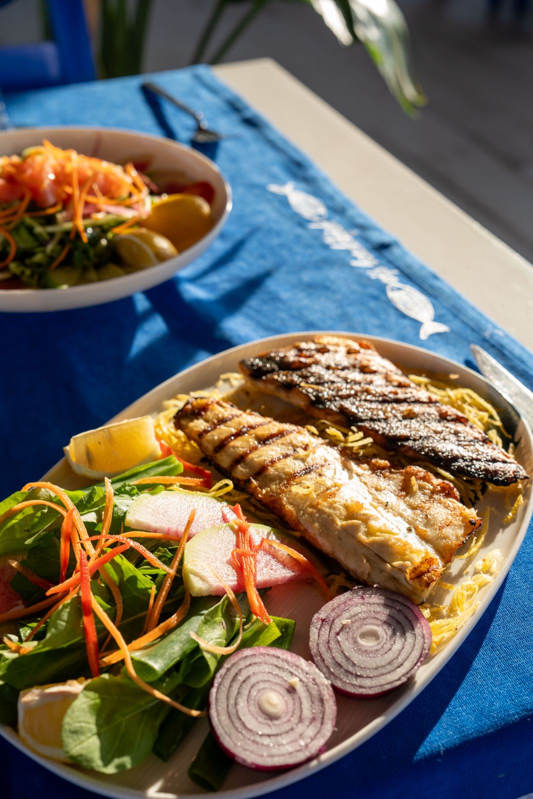 VIP Beach & Fish'te ızgara günün balığı, mevsim salatası eşliğinde