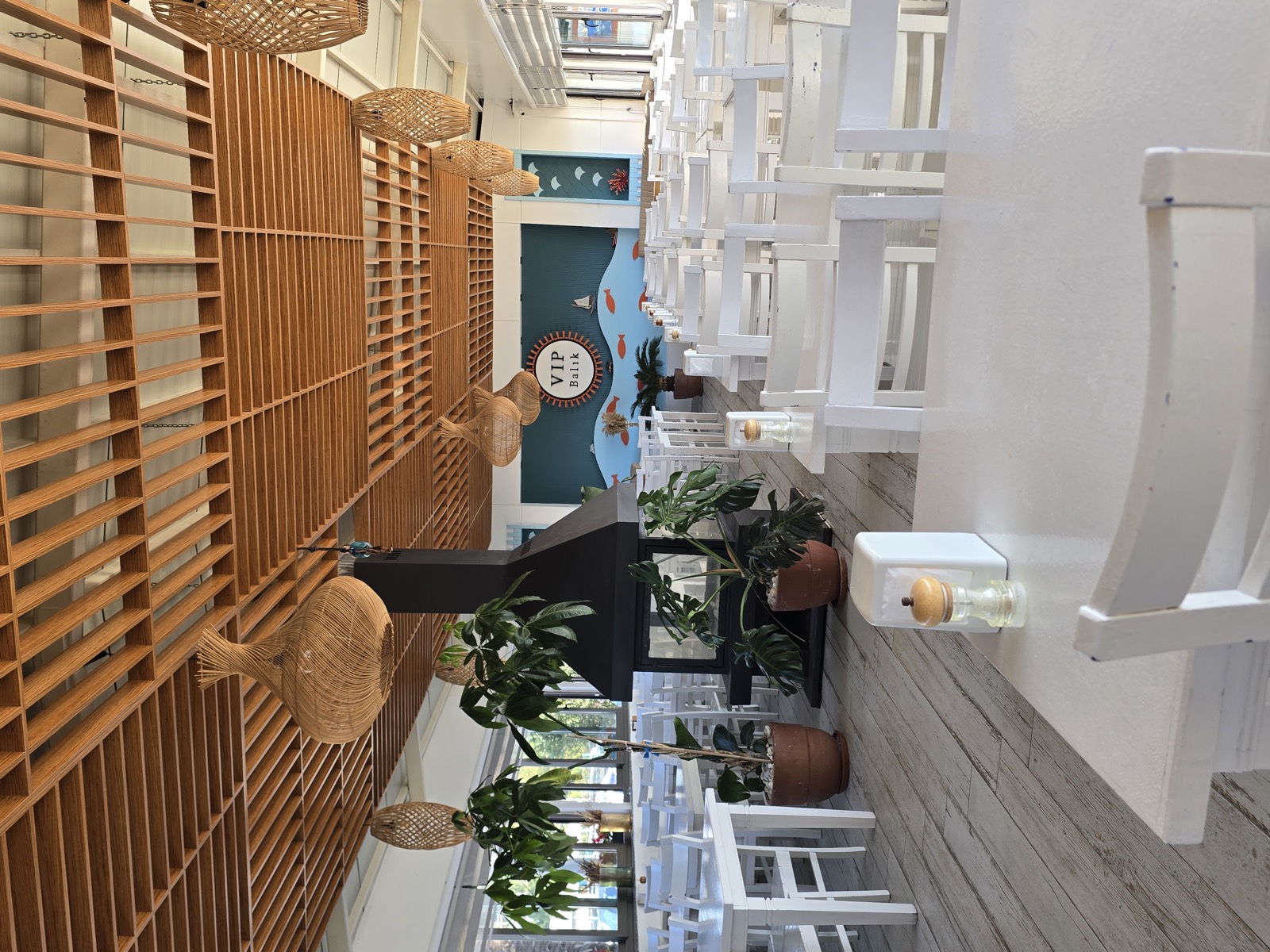 Ahşap tavanlı, hasır sepet lambalı VIP Balık iç mekânı