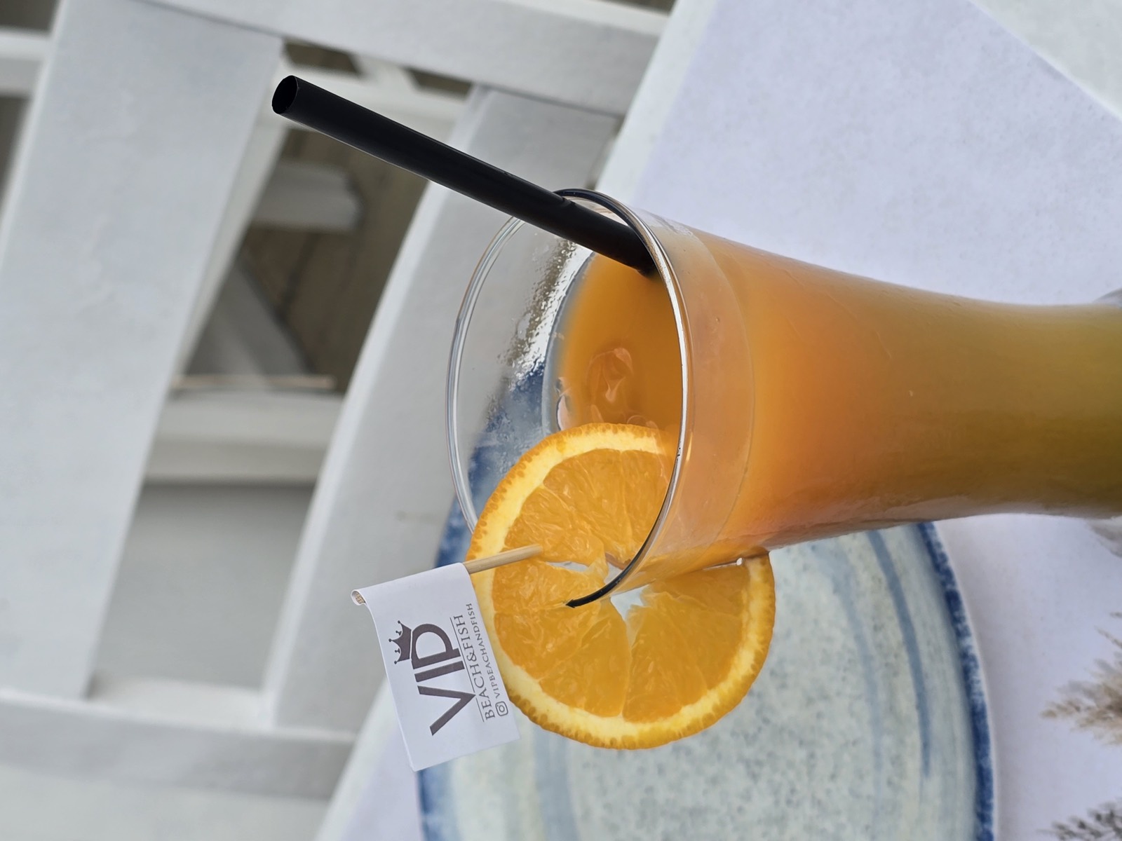 VIP Beach & Fish flamalı portakallı içecek